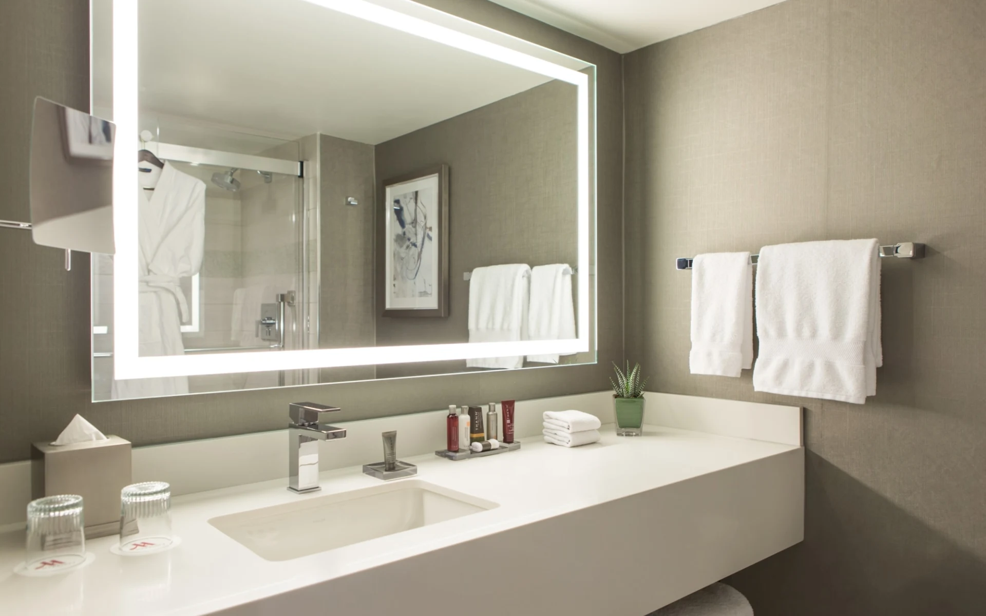 room-calgary-marriott-hotel-bathroom-7536